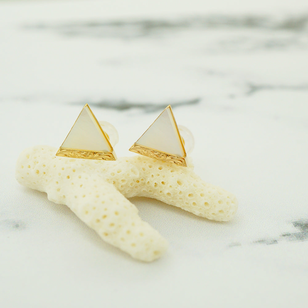 K18手彫りマザーオブパールトライアングルピアス 【12-1796】