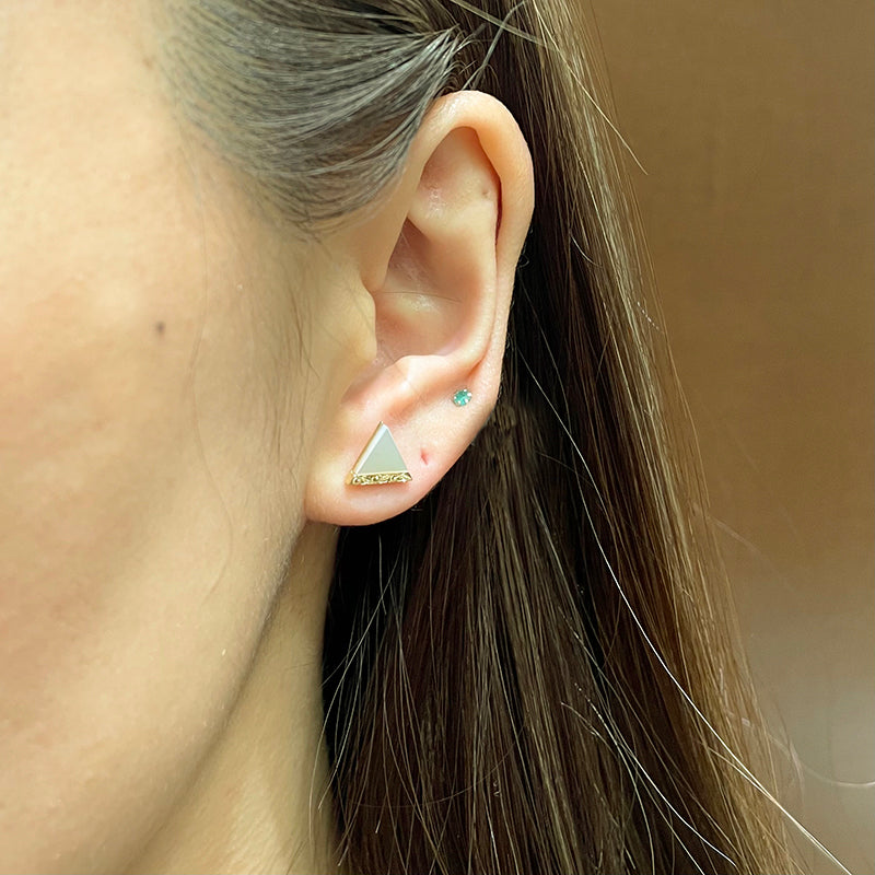 K18手彫りマザーオブパールトライアングルピアス 【12-1796】