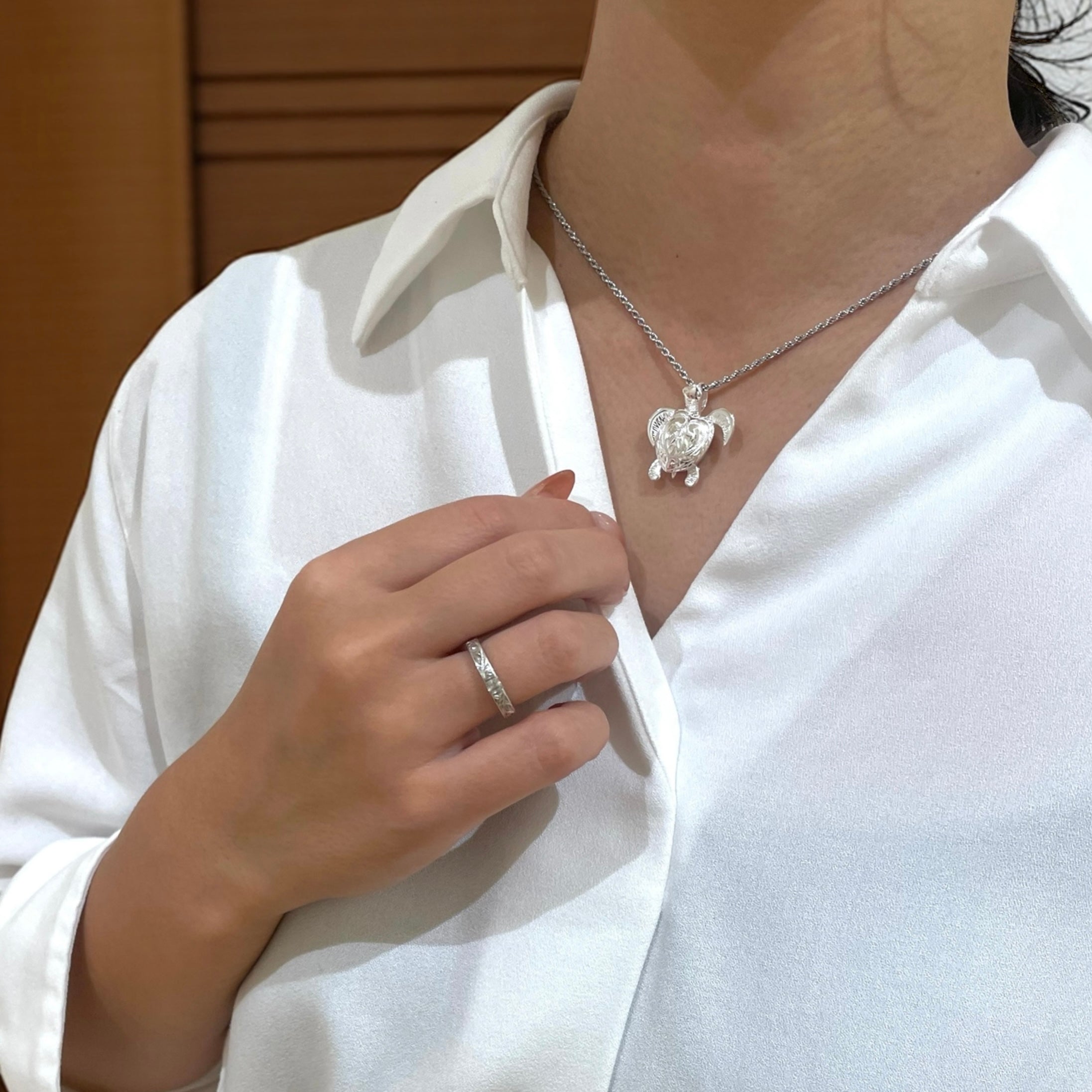 ヘリテージ彫りタートルペンダント 【2-3818】