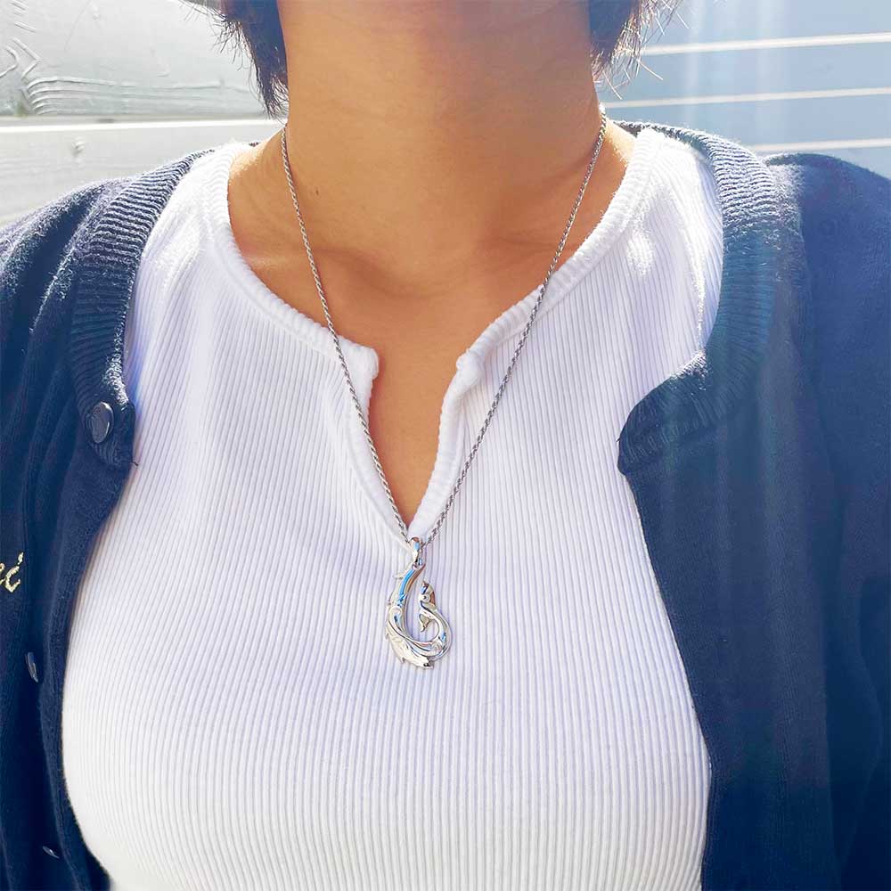 スクロールフィッシュフックテールペンダント 【2-5140】