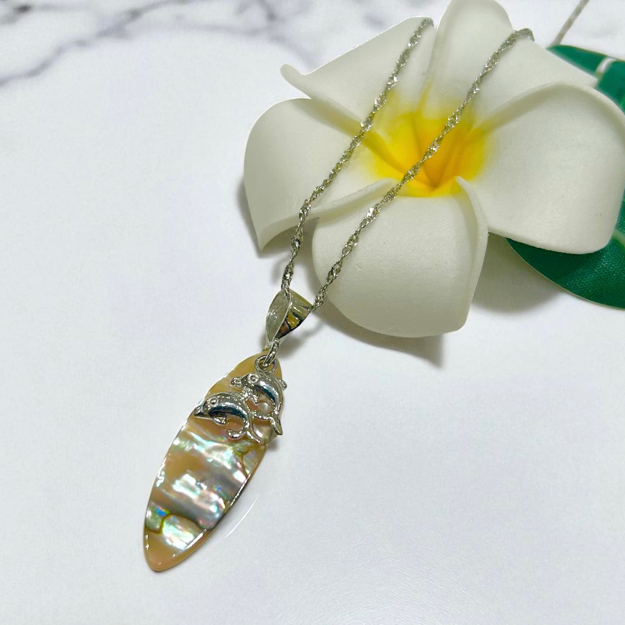 イルカシェルボードペンダント 【2-7335】