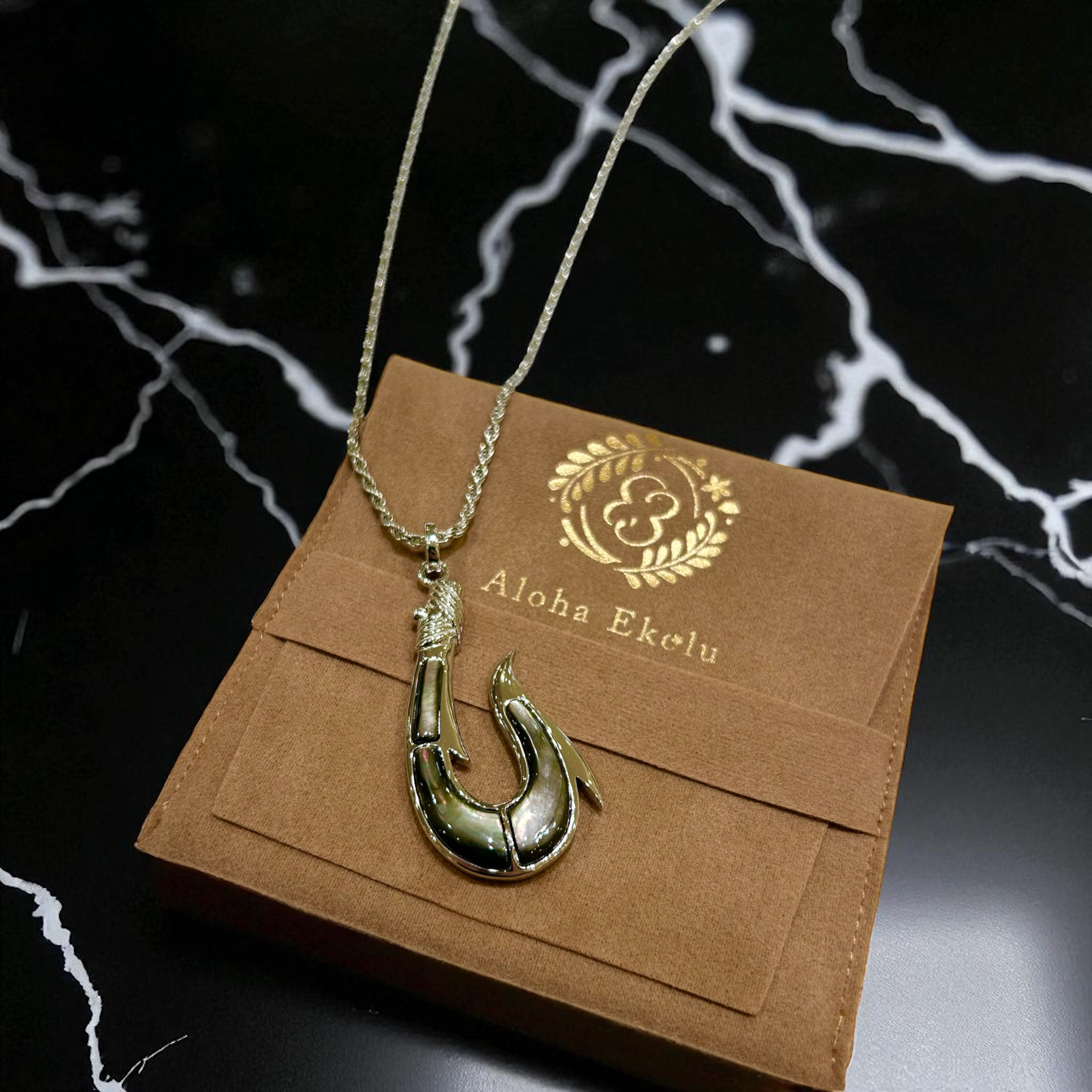 ブラックシェルフィッシュフックペンダント(L) 【2-7441】