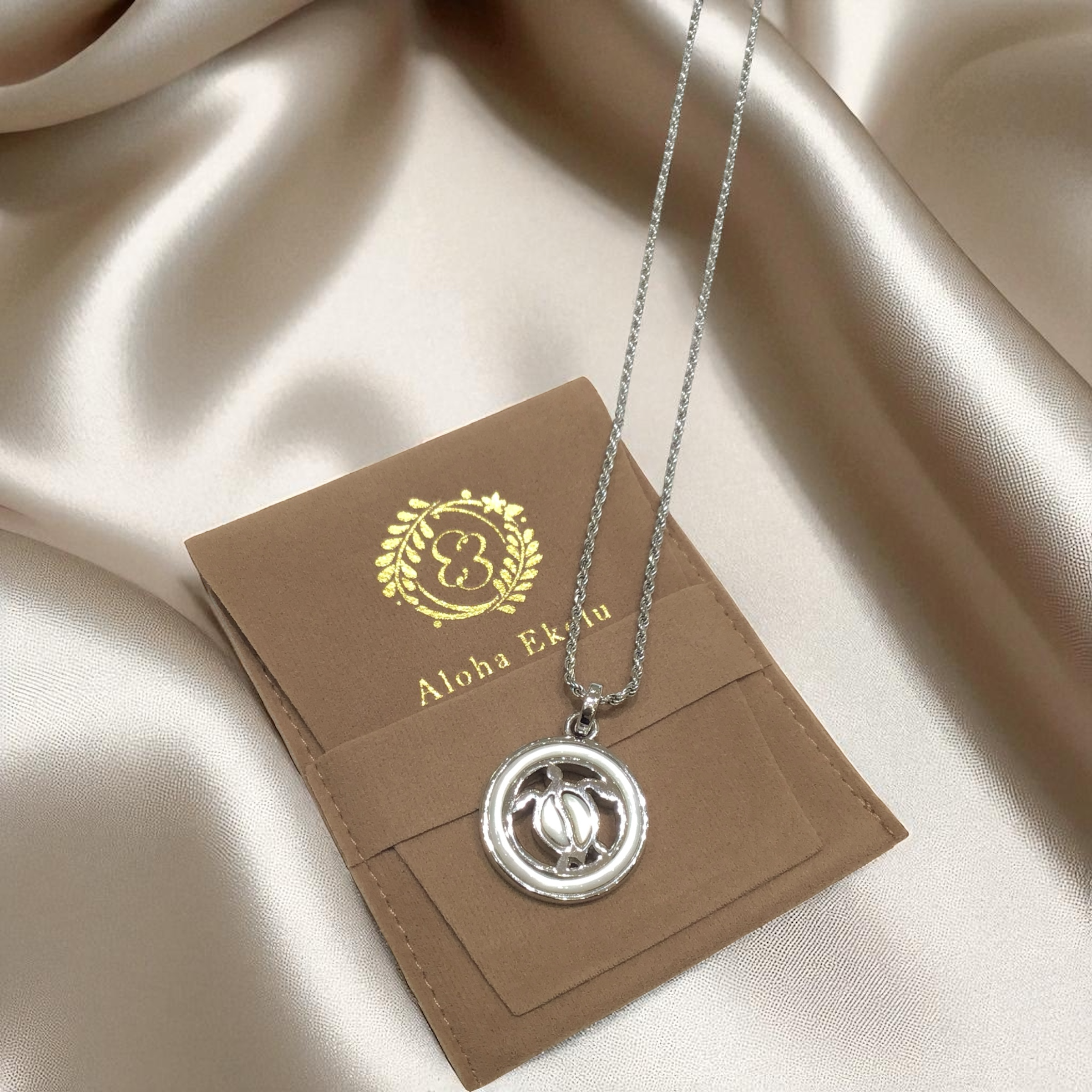 ホワイトシェル透かしホヌサークルペンダント 【2-7458】