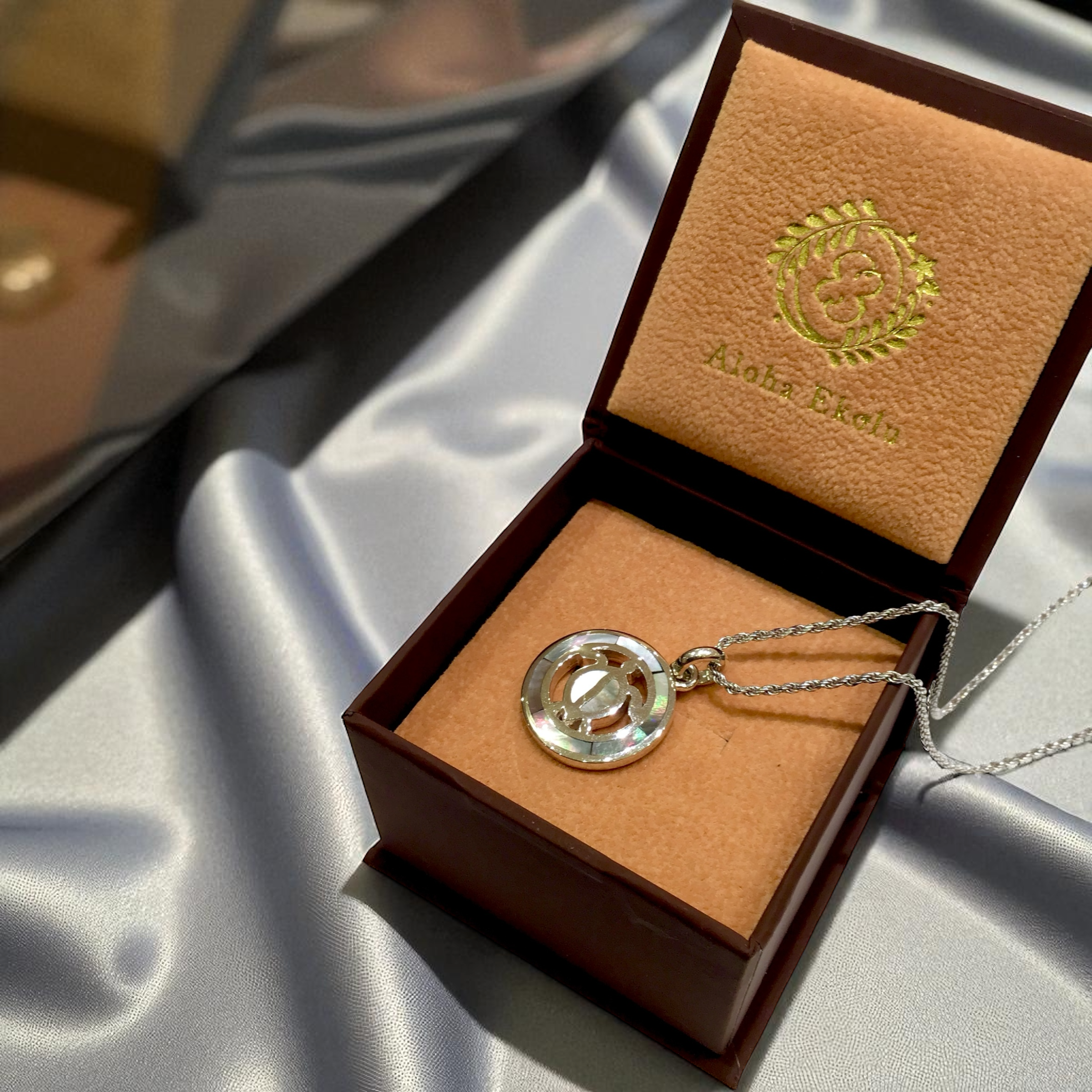 ブラックシェル透かしホヌサークルペンダント 【2-7465】