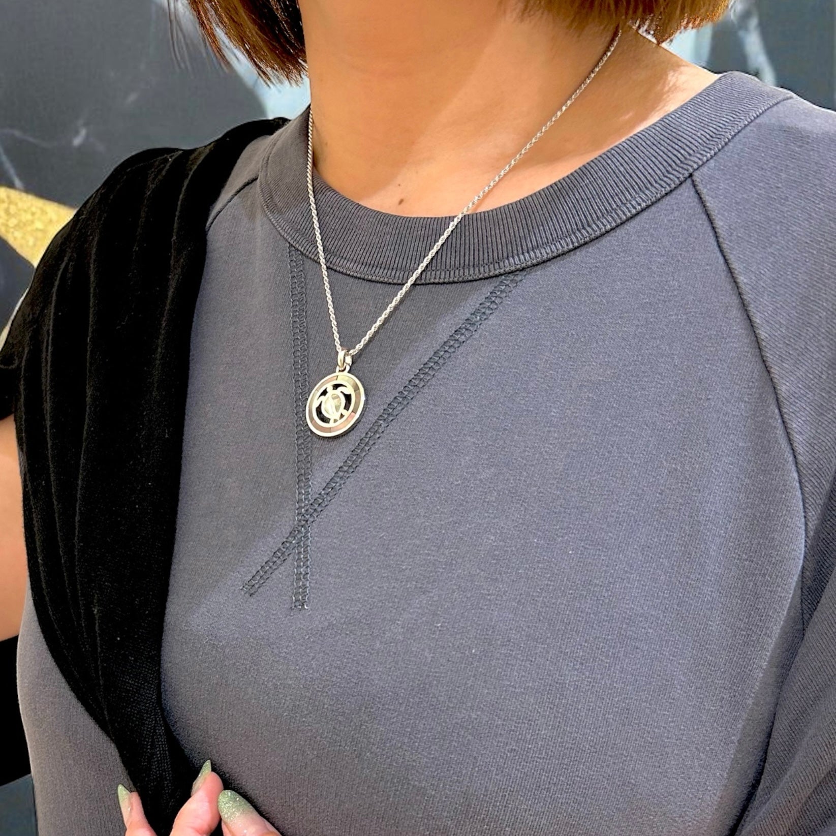 ブラックシェル透かしホヌサークルペンダント 【2-7465】