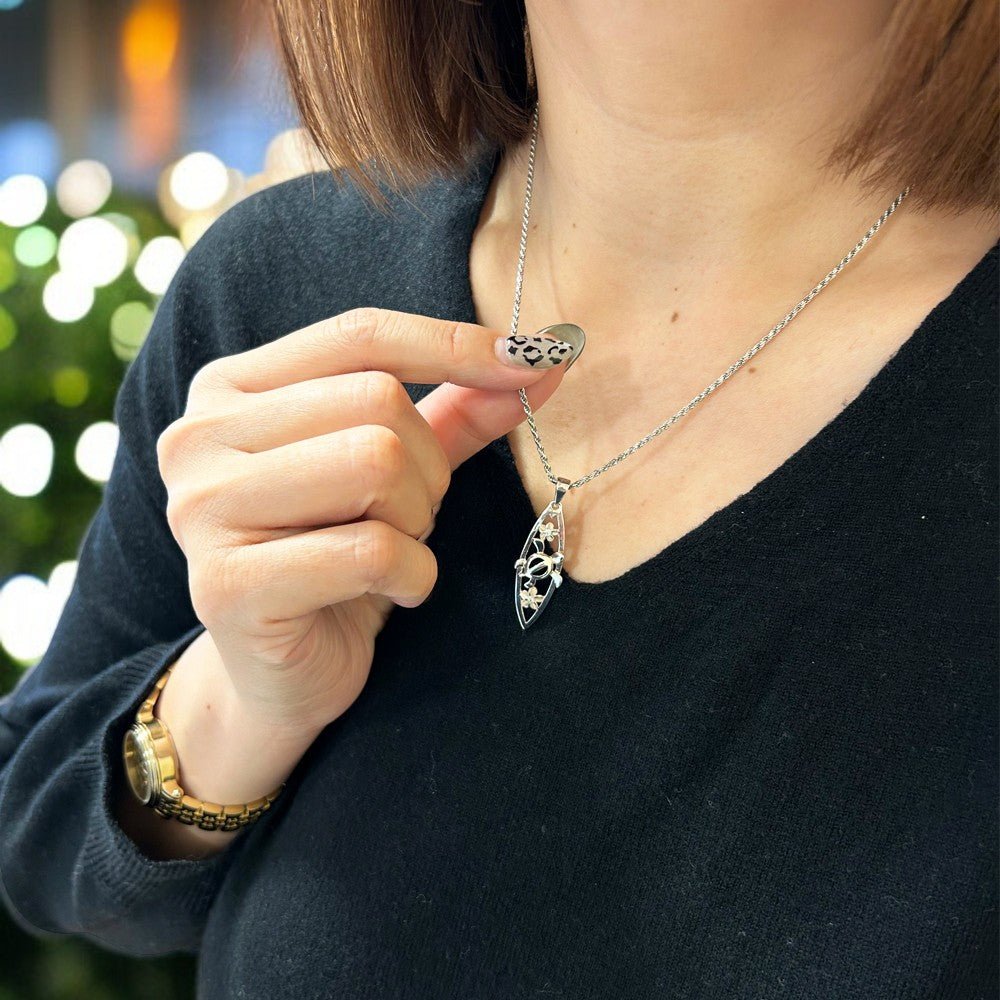 プルメリア・透かしホヌサーフボードペンダント 【2-5614】