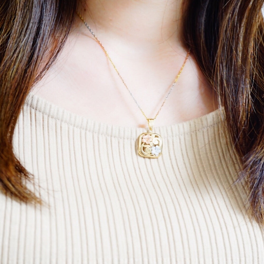 K14 3カラープルメリア透かしスクエアペンダント 【7-1598】