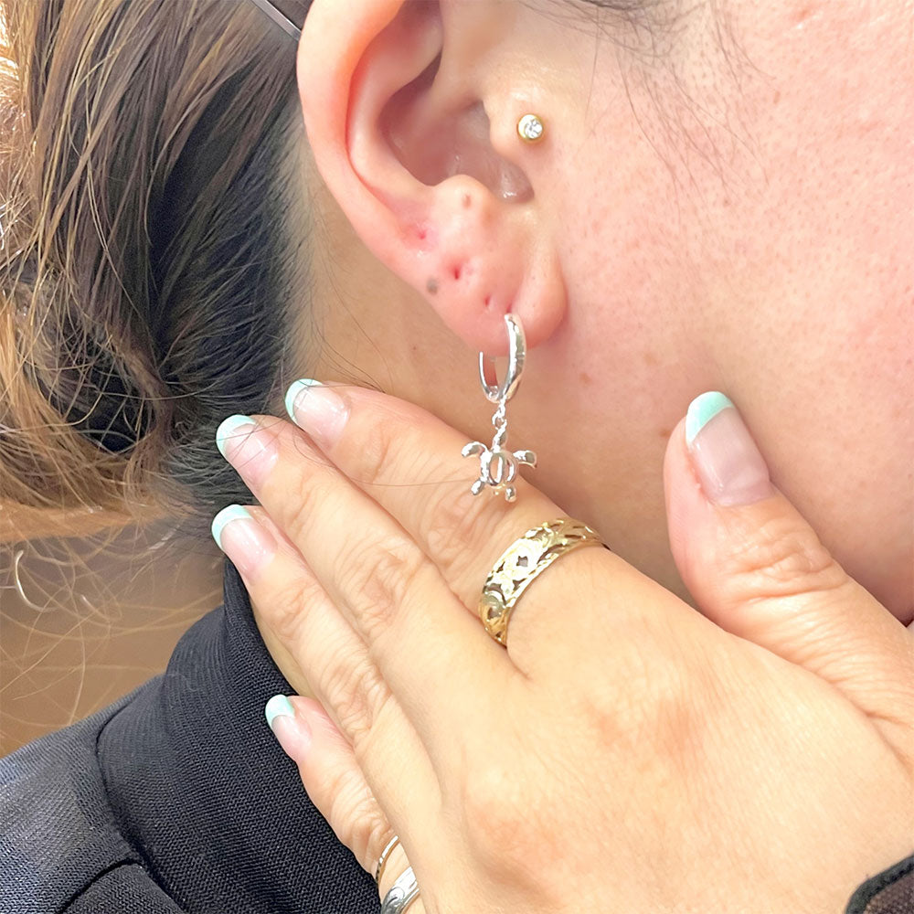 ホヌチャーム付きフープピアス 【4-4233】