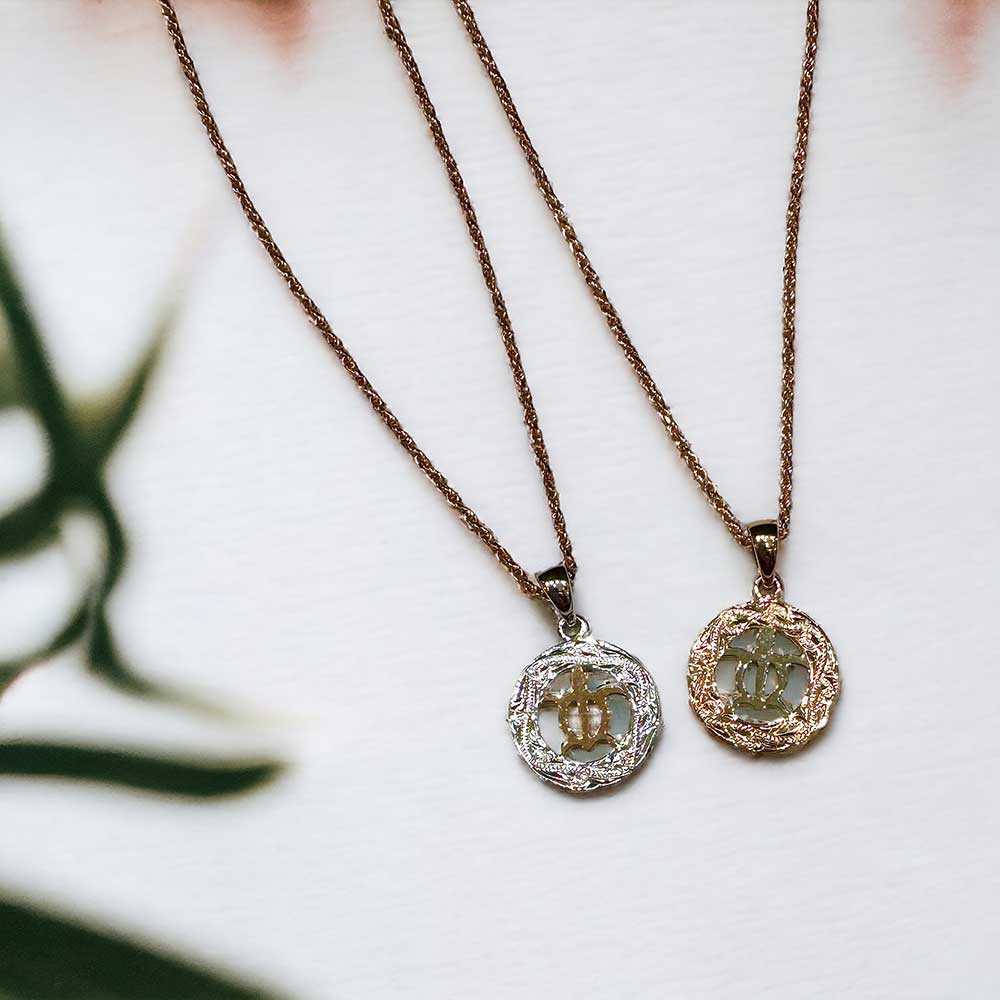 14K 2トーンホヌスクロールラウンドペンダント 【7-3981】