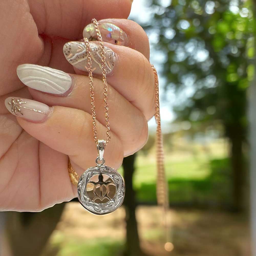 14K 2トーンホヌスクロールラウンドペンダント 【7-3981】