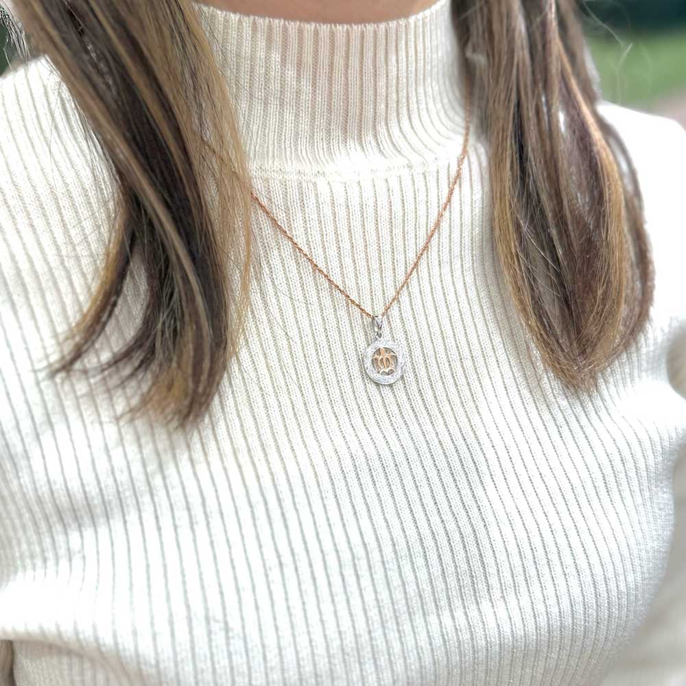 14K 2トーンホヌスクロールラウンドペンダント 【7-3981】