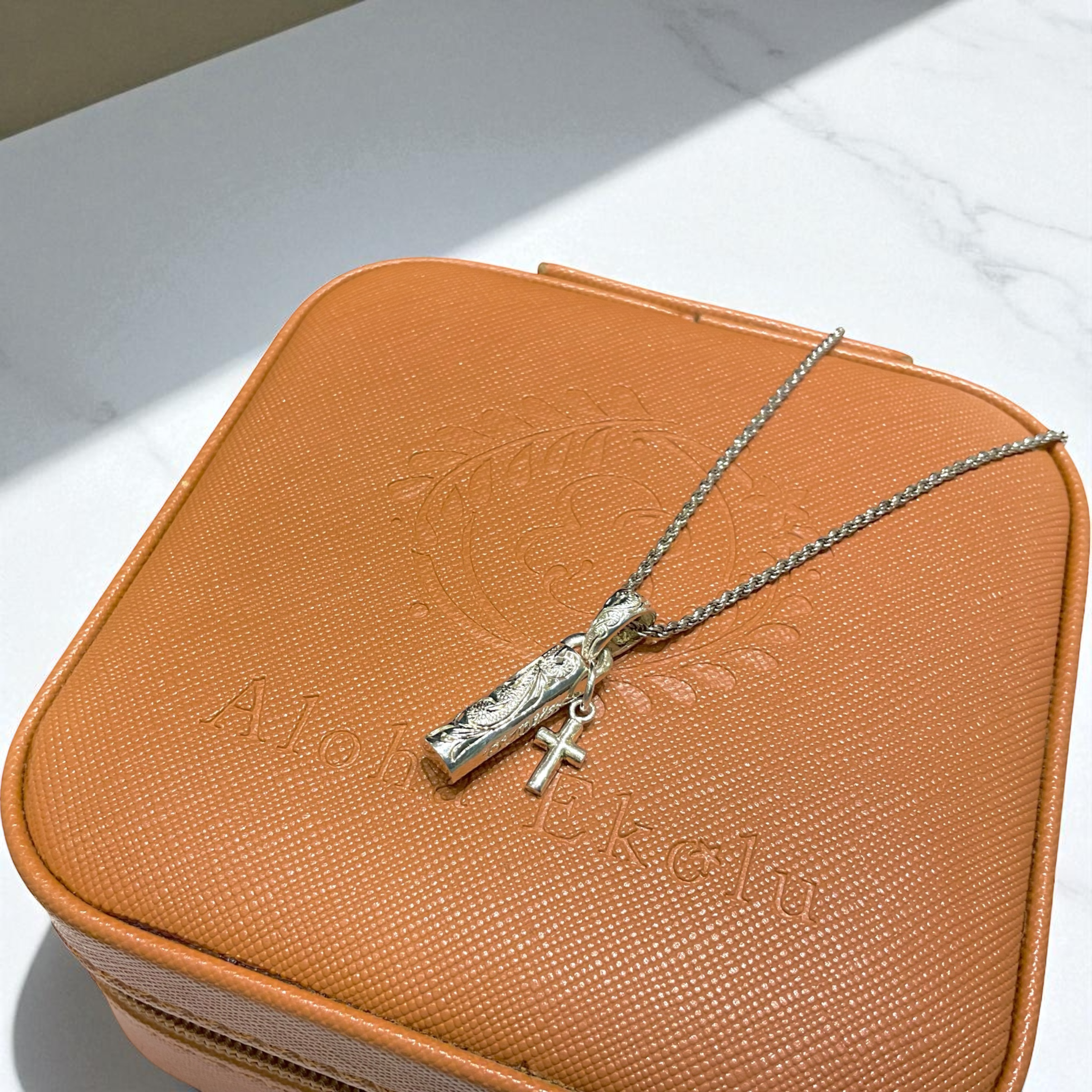 ミニクロスチャーム付ロングバレルペンダント 【2-7595】