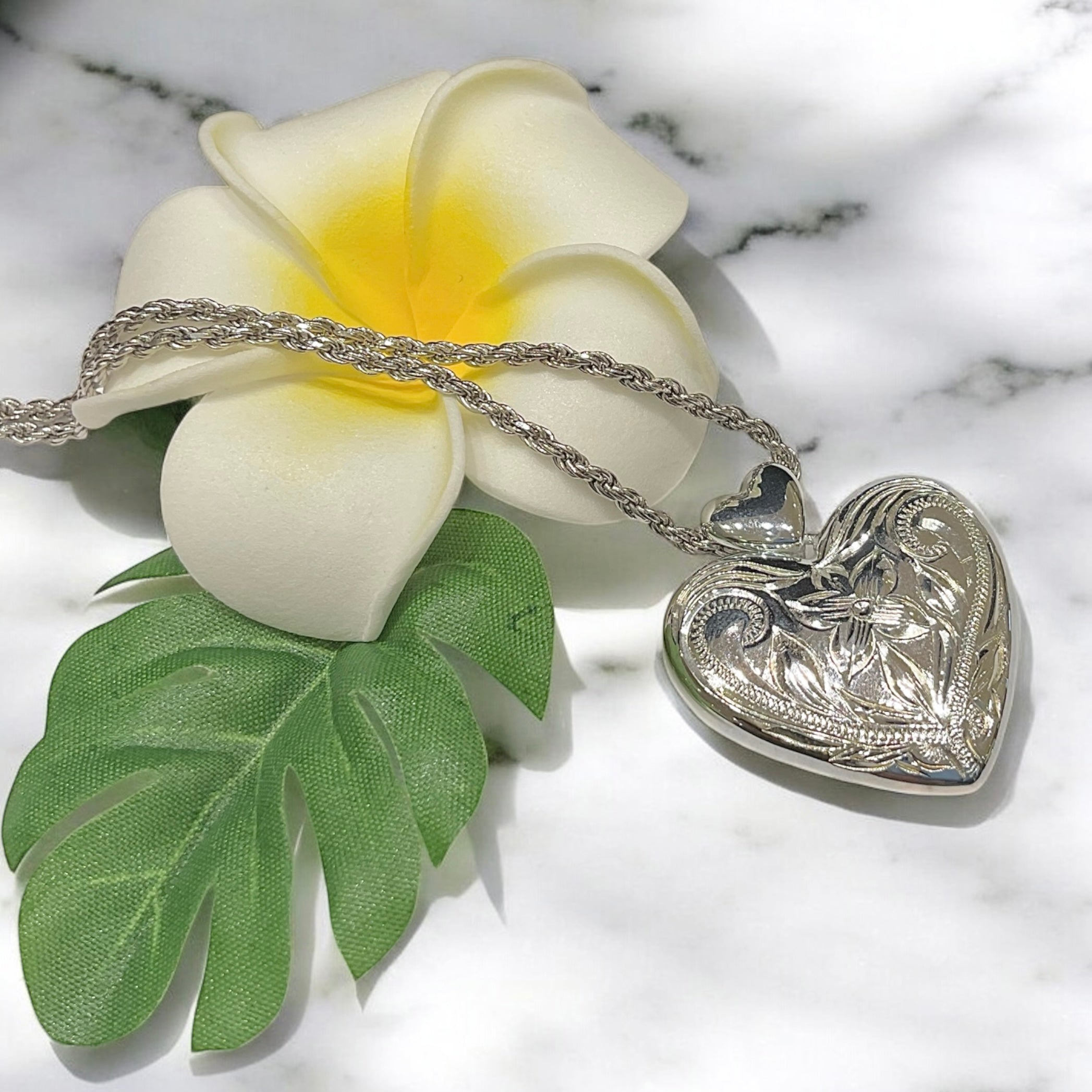 スクロールハートロケットペンダント 【2-7571】