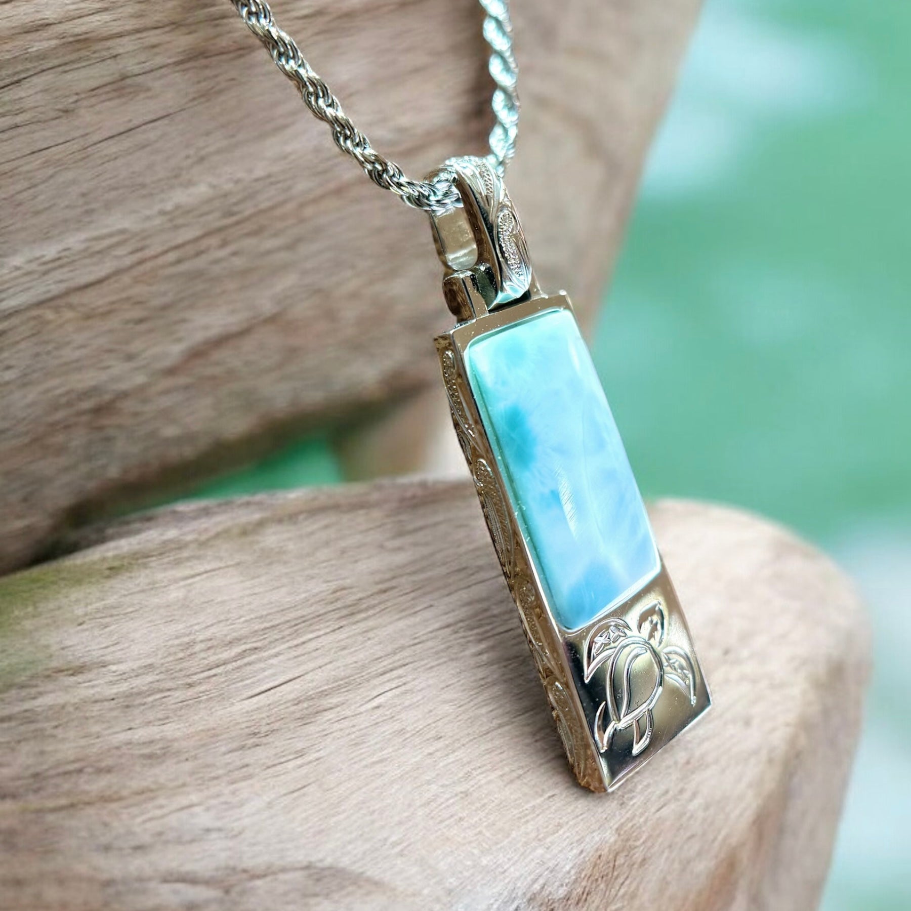 ホヌ彫りラリマープレートペンダント 【2-6239】