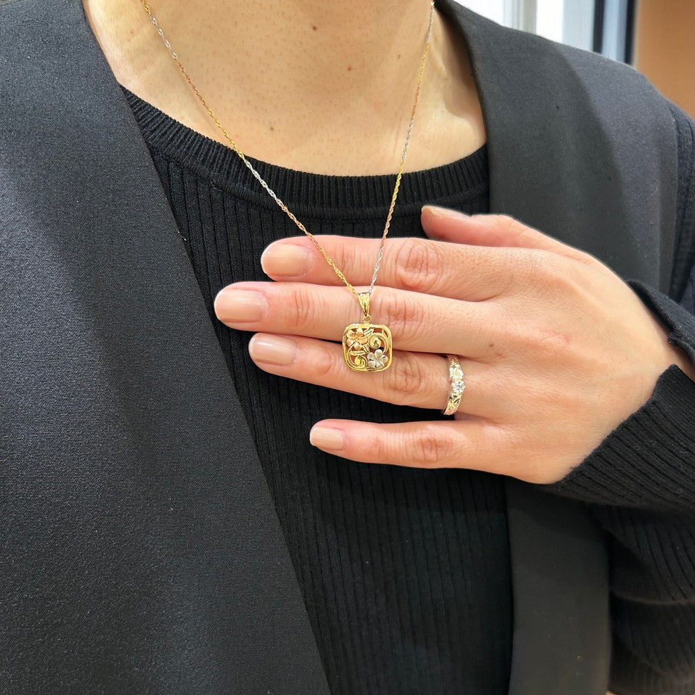 K14 3カラープルメリア透かしスクエアペンダント 【7-1598】