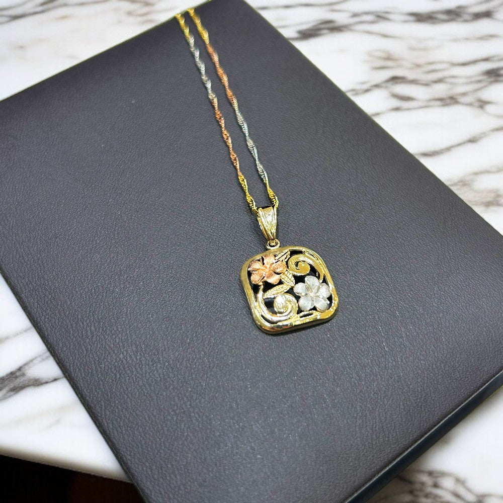 K14 3カラープルメリア透かしスクエアペンダント 【7-1598】