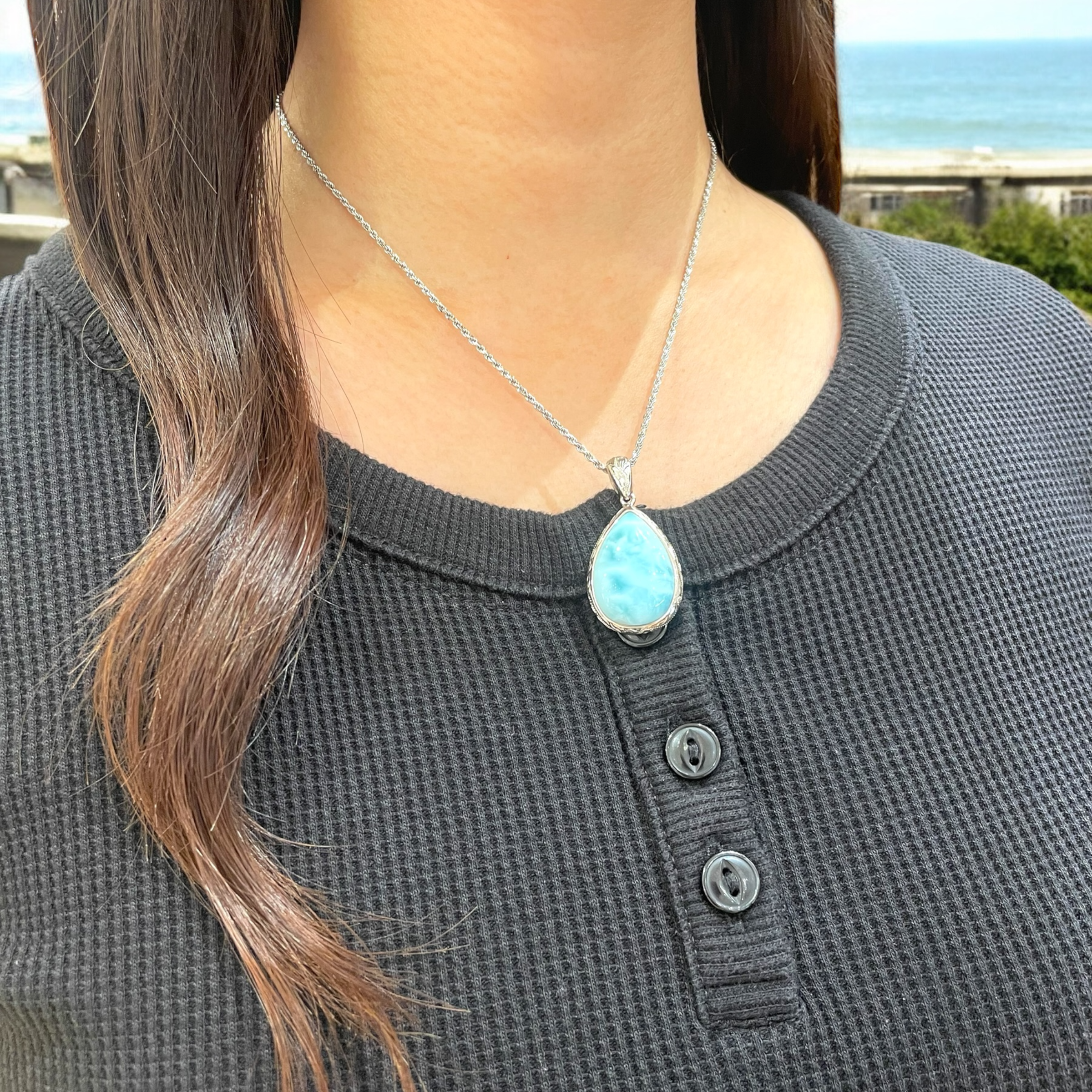 スクロール彫りラリマーティアドロップペンダント 【2-6604】