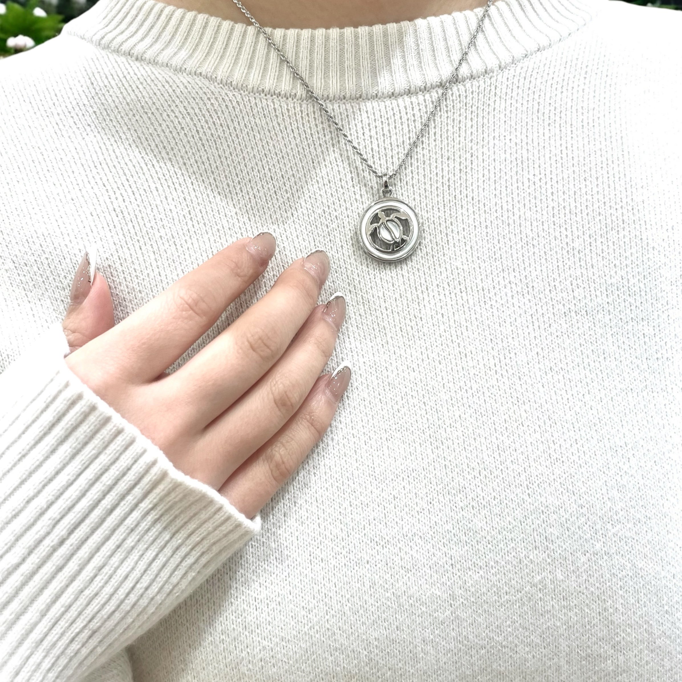 ホワイトシェル透かしホヌサークルペンダント 【2-7458】