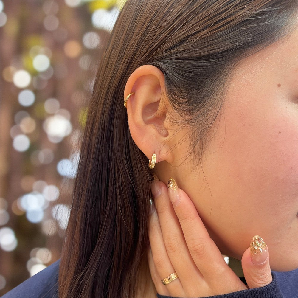 スクロール彫りフープピアス 【4-0402】