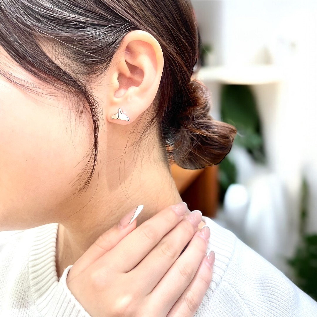 マザーオブパールホエールテールピアス 【4-4721】