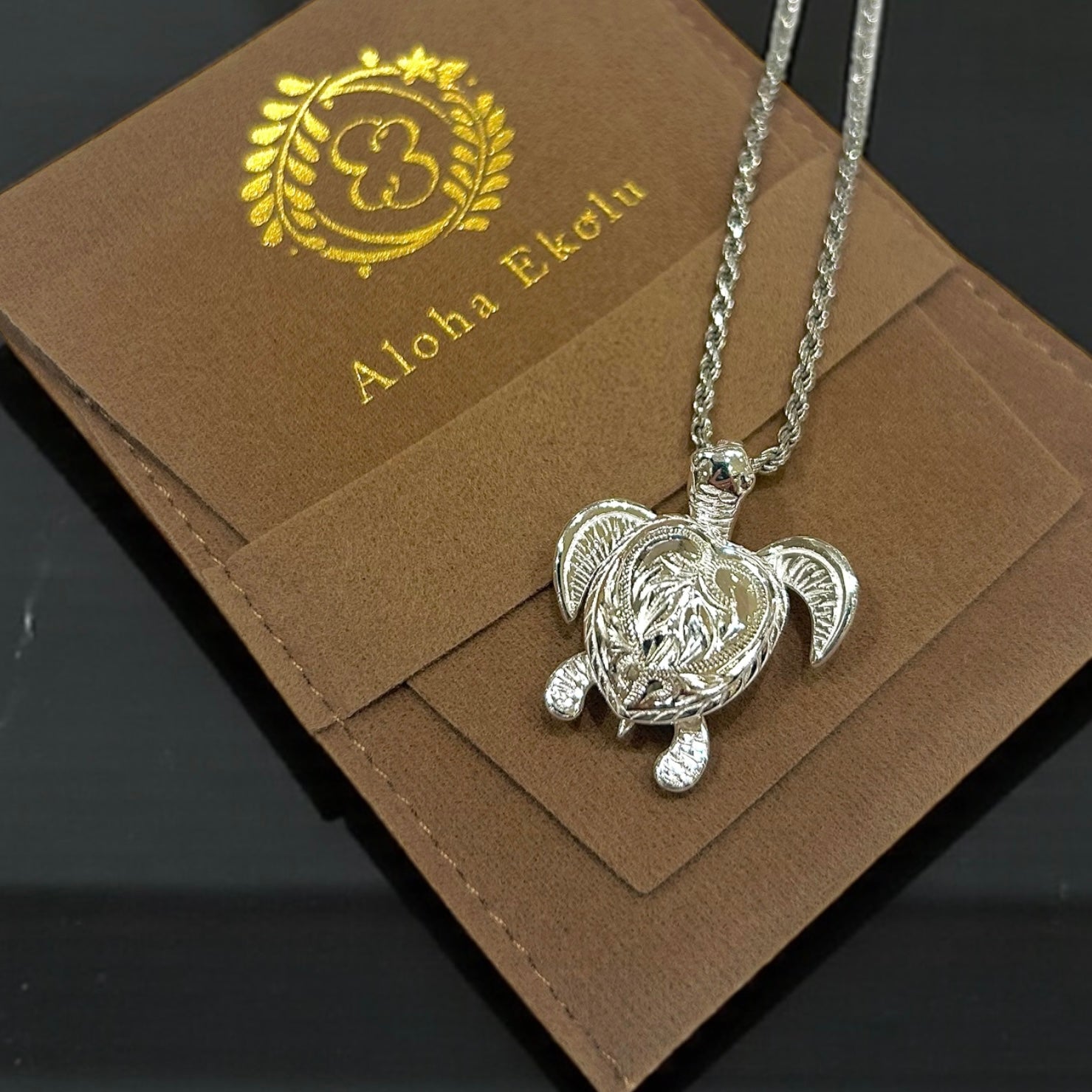 ヘリテージ彫りタートルペンダント　【2-3818】