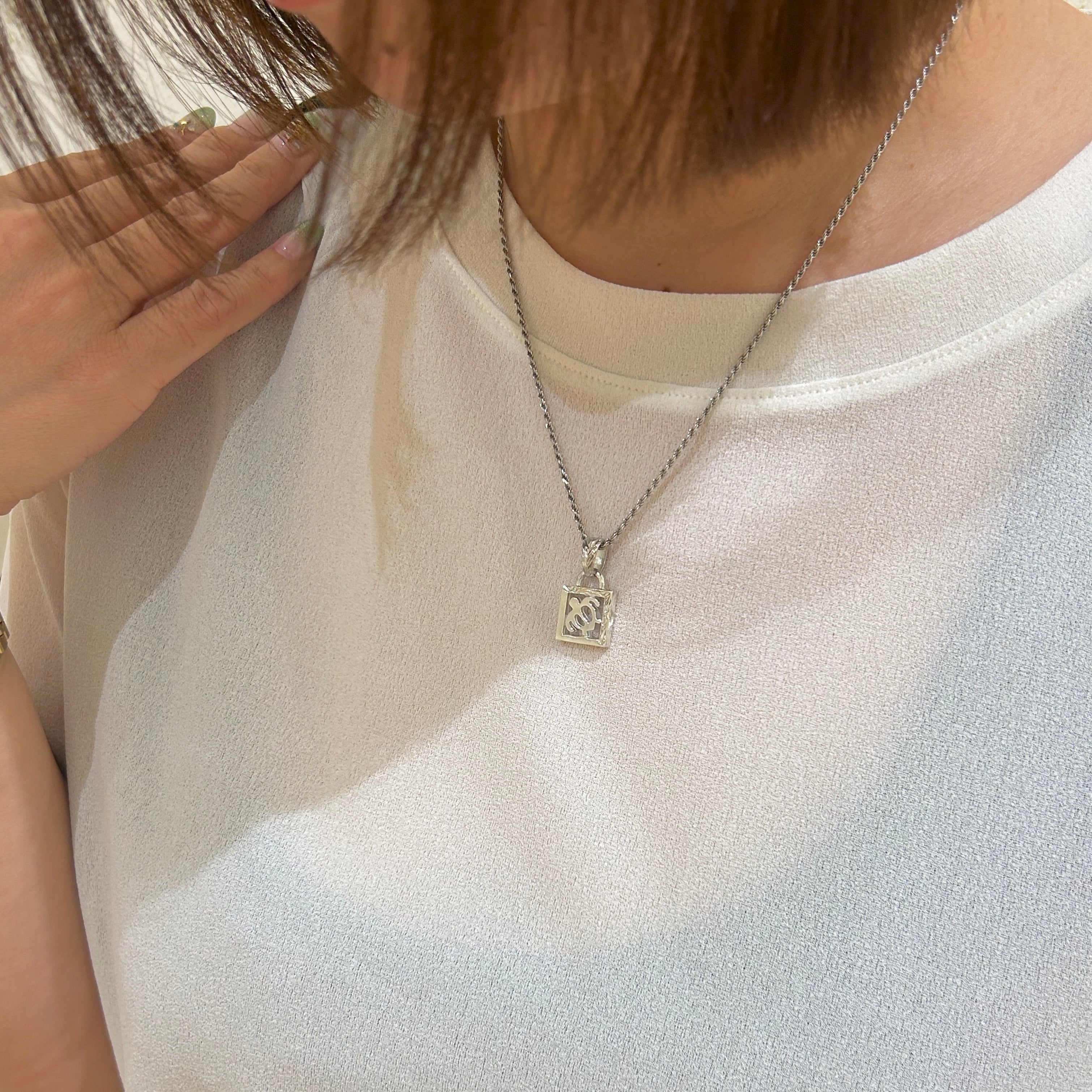 ヘビー透かしホヌスクエアペンダント　【2-7373】