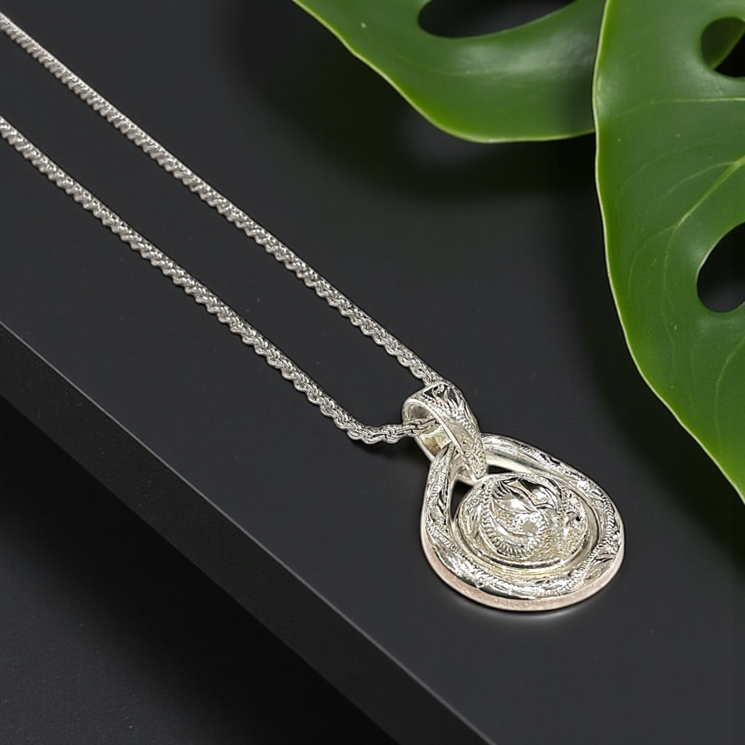 スクロールボールトライアングルペンダント　【2-7588】