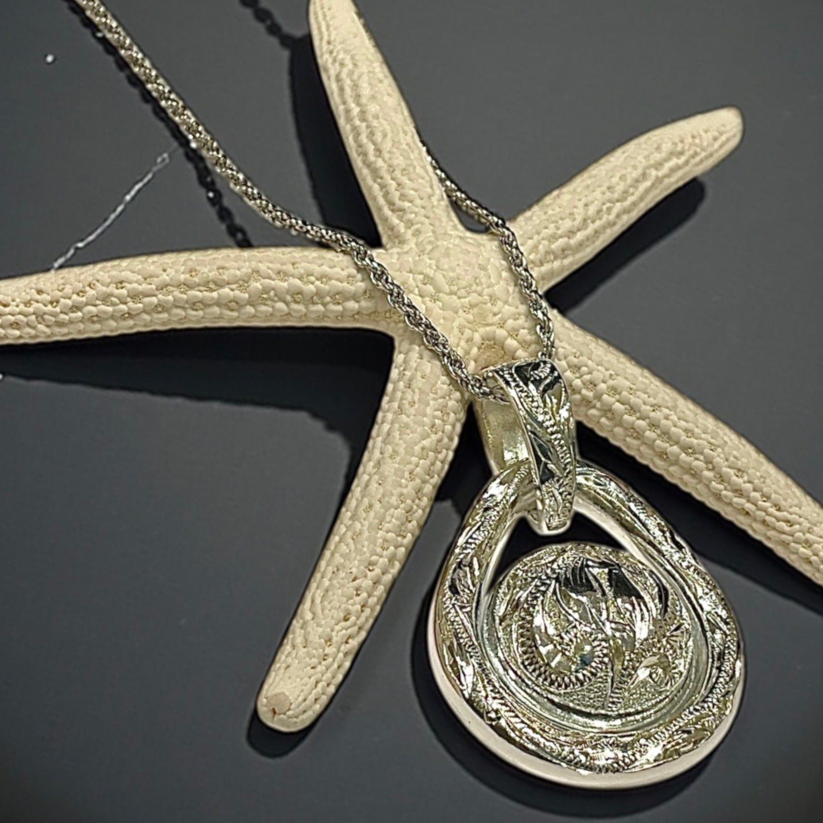 スクロールボールトライアングルペンダント　【2-7588】