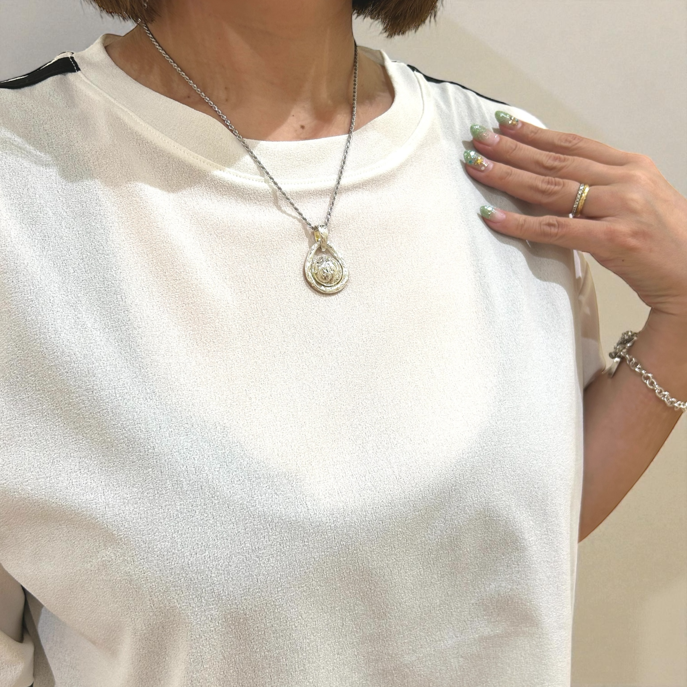 スクロールボールトライアングルペンダント　【2-7588】