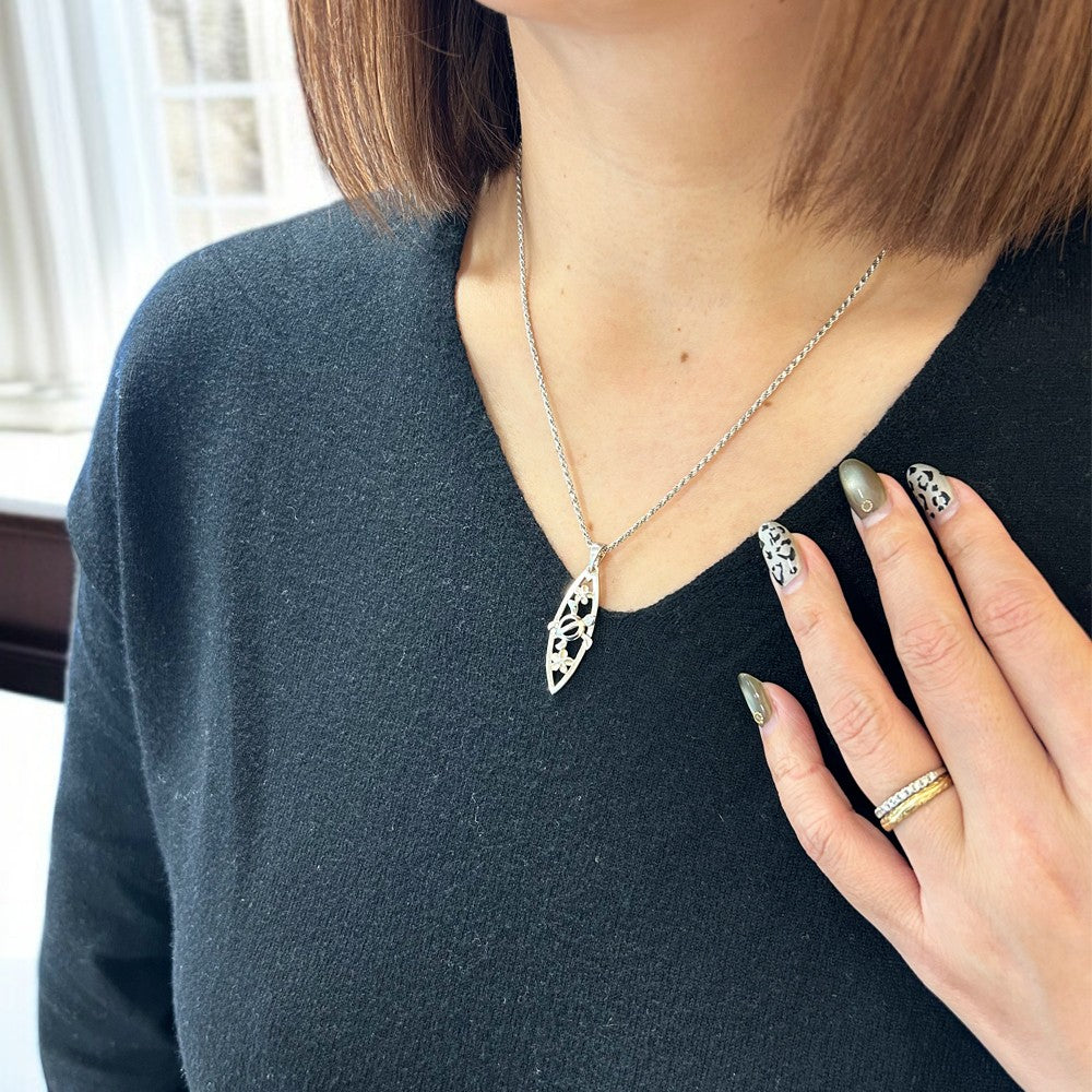 プルメリア・透かしホヌサーフボードペンダント　【2-5614】