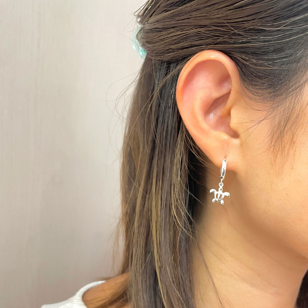 ホヌチャーム付きフープピアス　【4-4233】