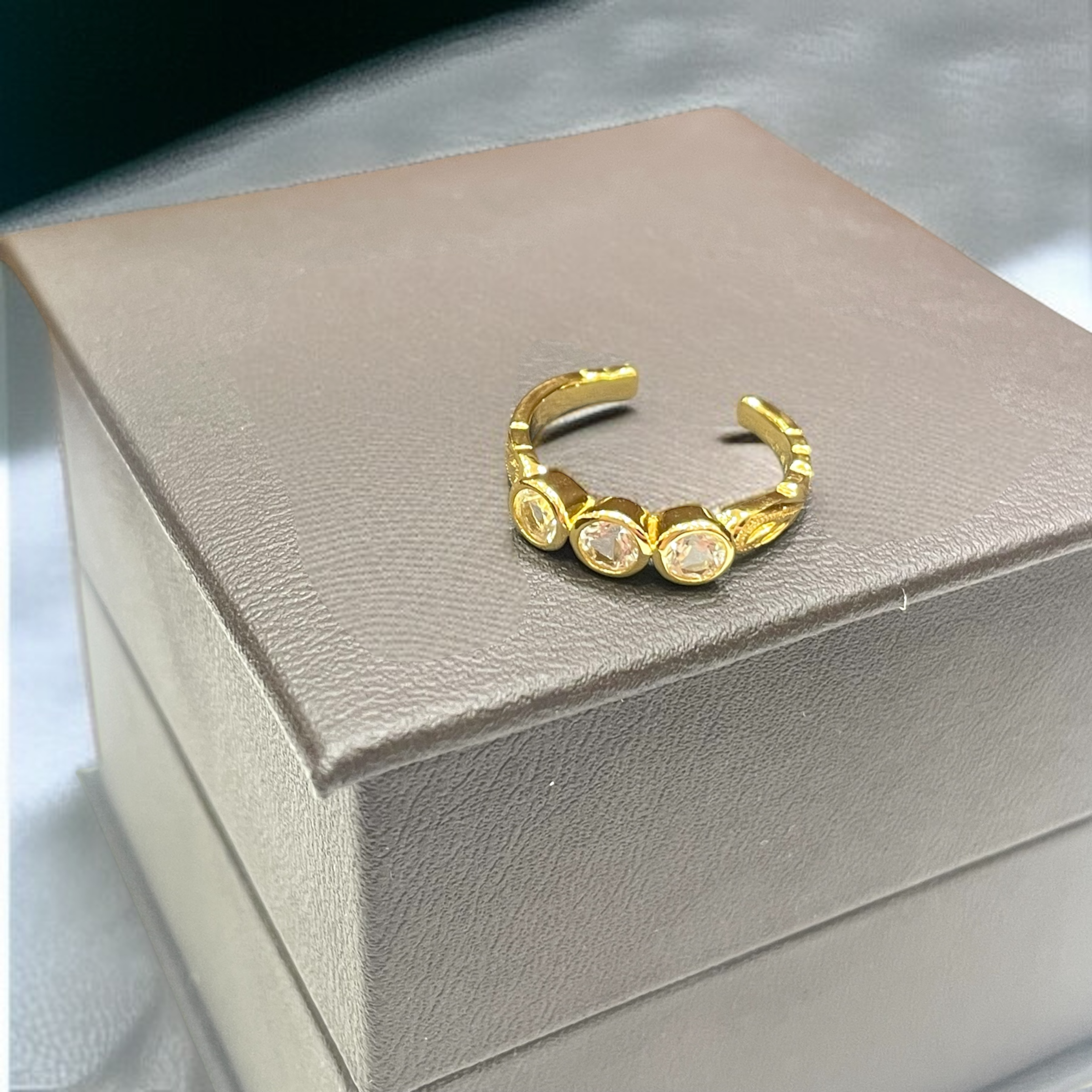 スクロールトリプルCZトゥリング　【3-6993】