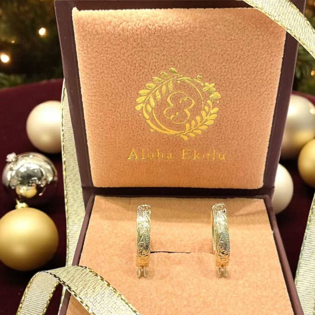 wailea(ワイレア) フープピアス K14 ワイレアのこだわりがつまった、王道のフープピアス。 角度を変える