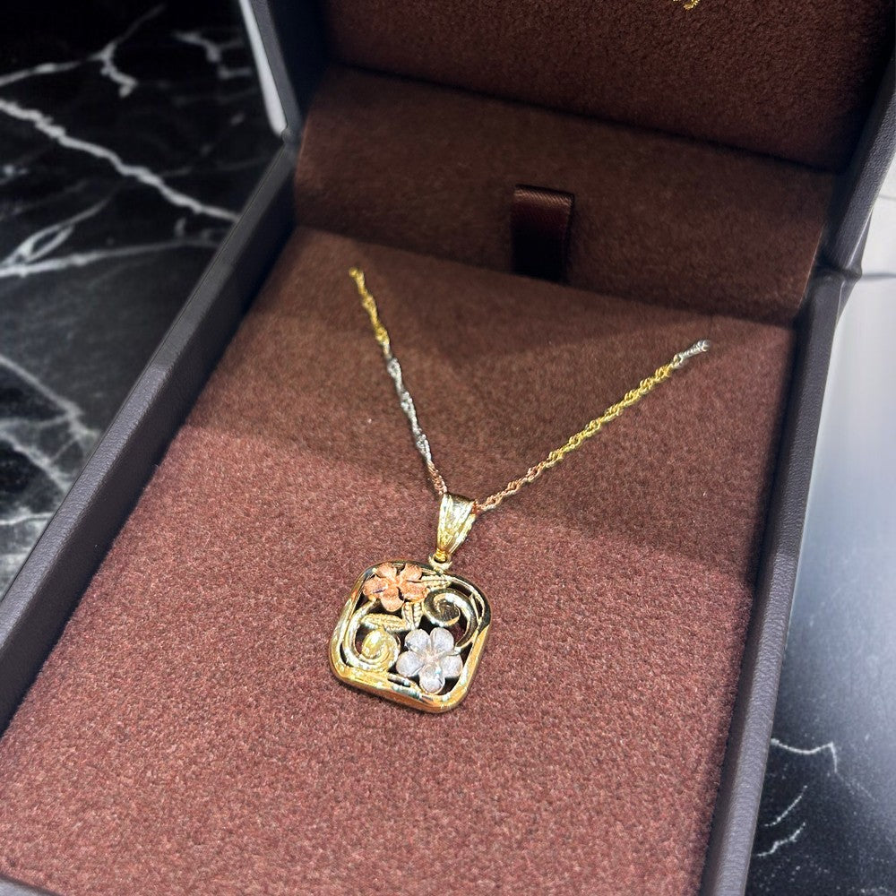 K14 3カラープルメリア透かしスクエアペンダント　【7-1598】