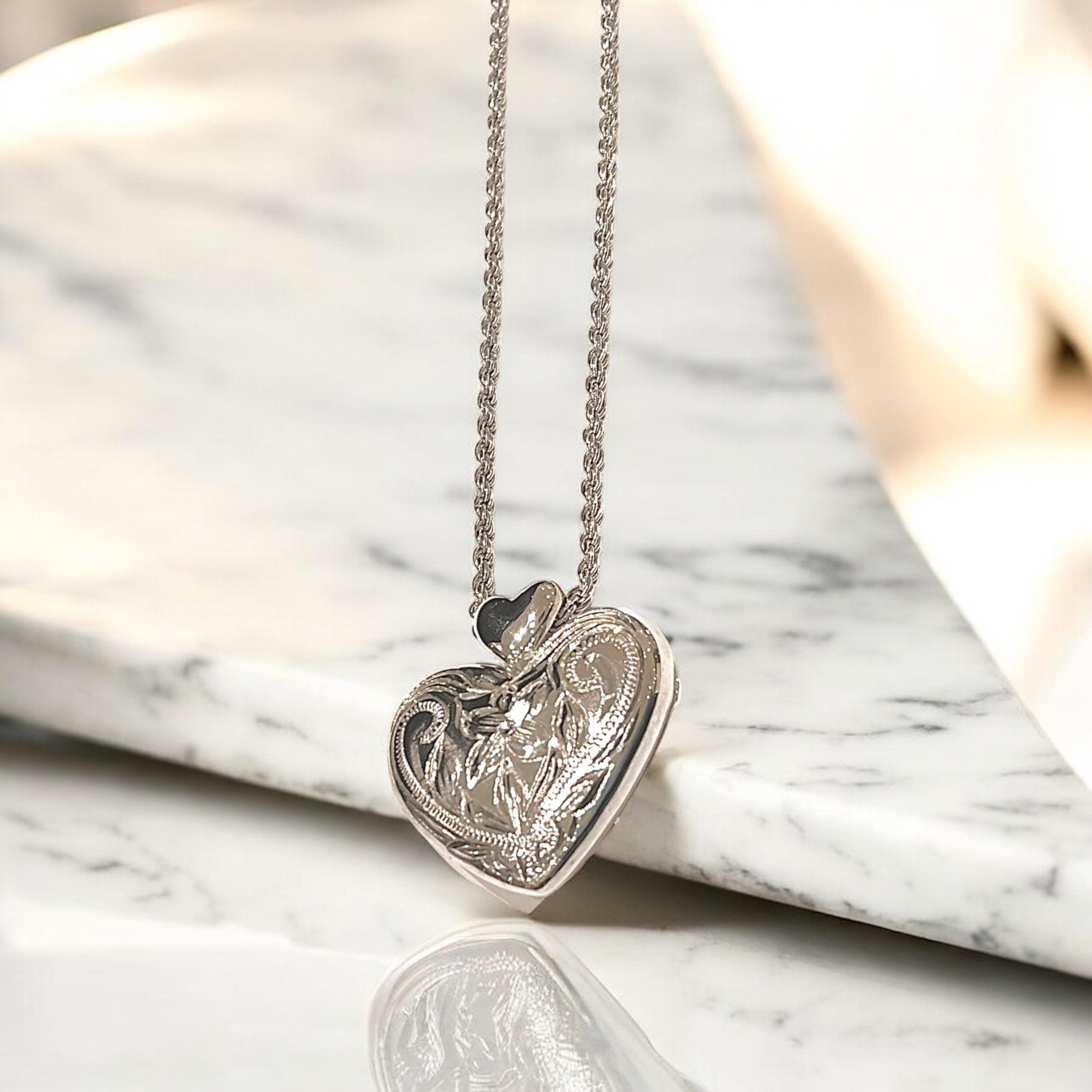 スクロールハートロケットペンダント　【2-7571】