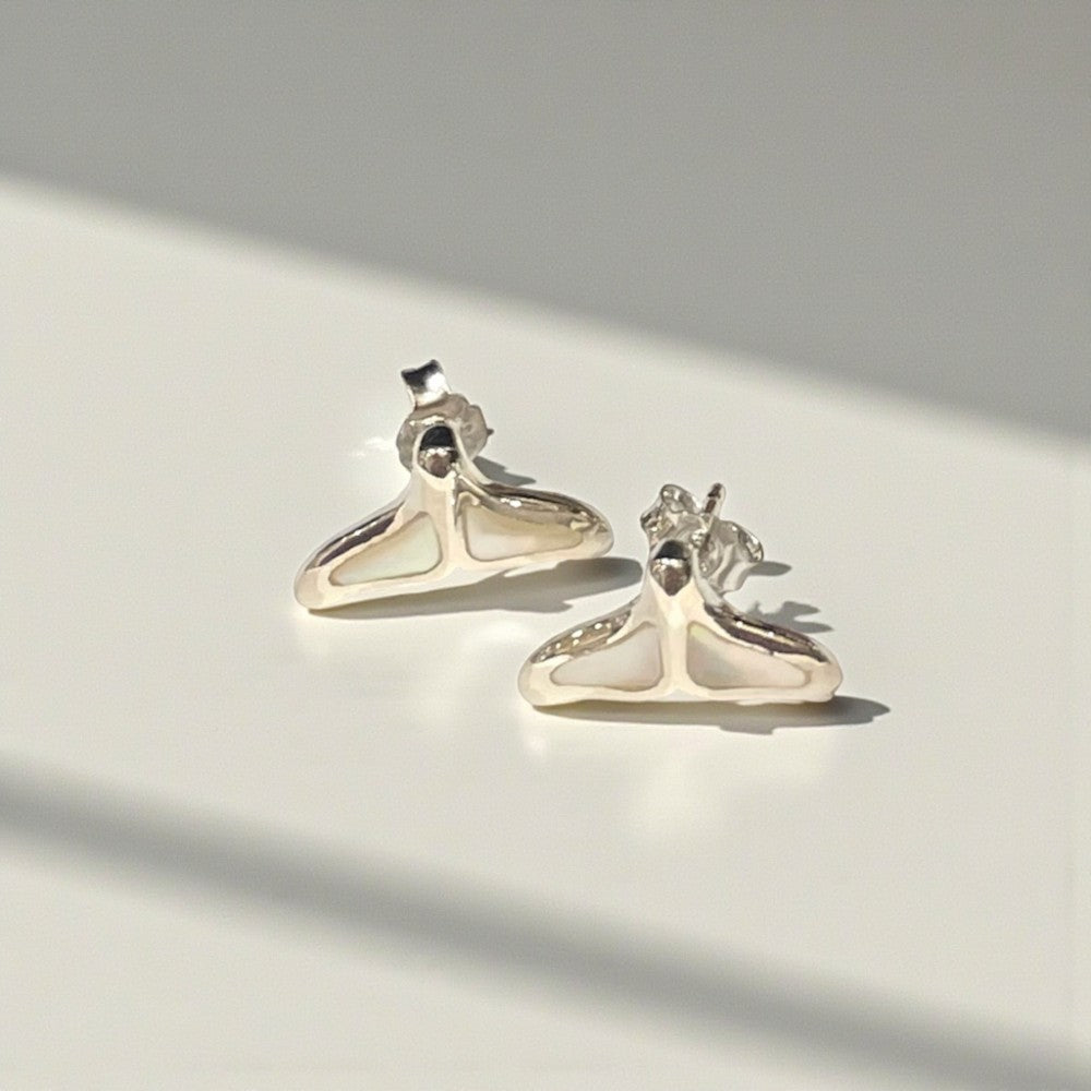 マザーオブパールホエールテールピアス　【4-4721】