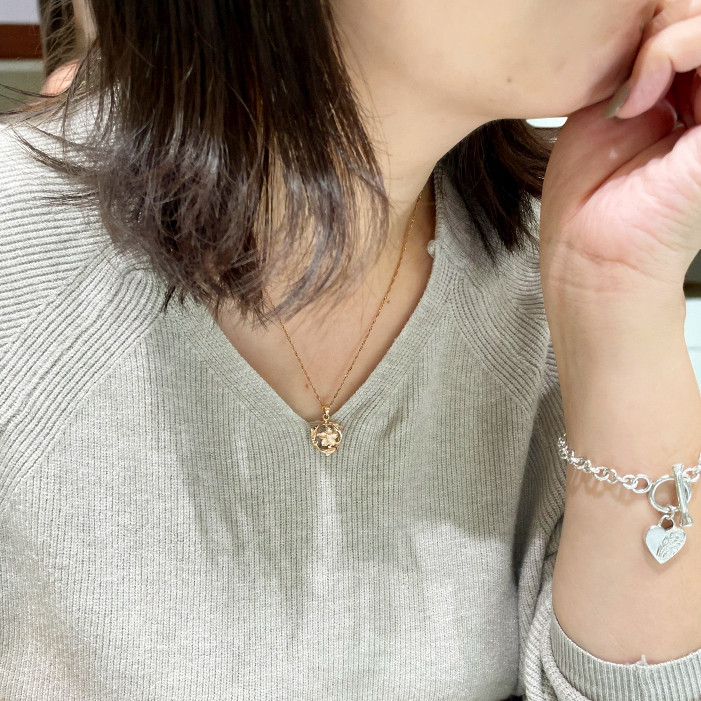 スイミングイルカ＆プルメリアペンダント　【2-5768】